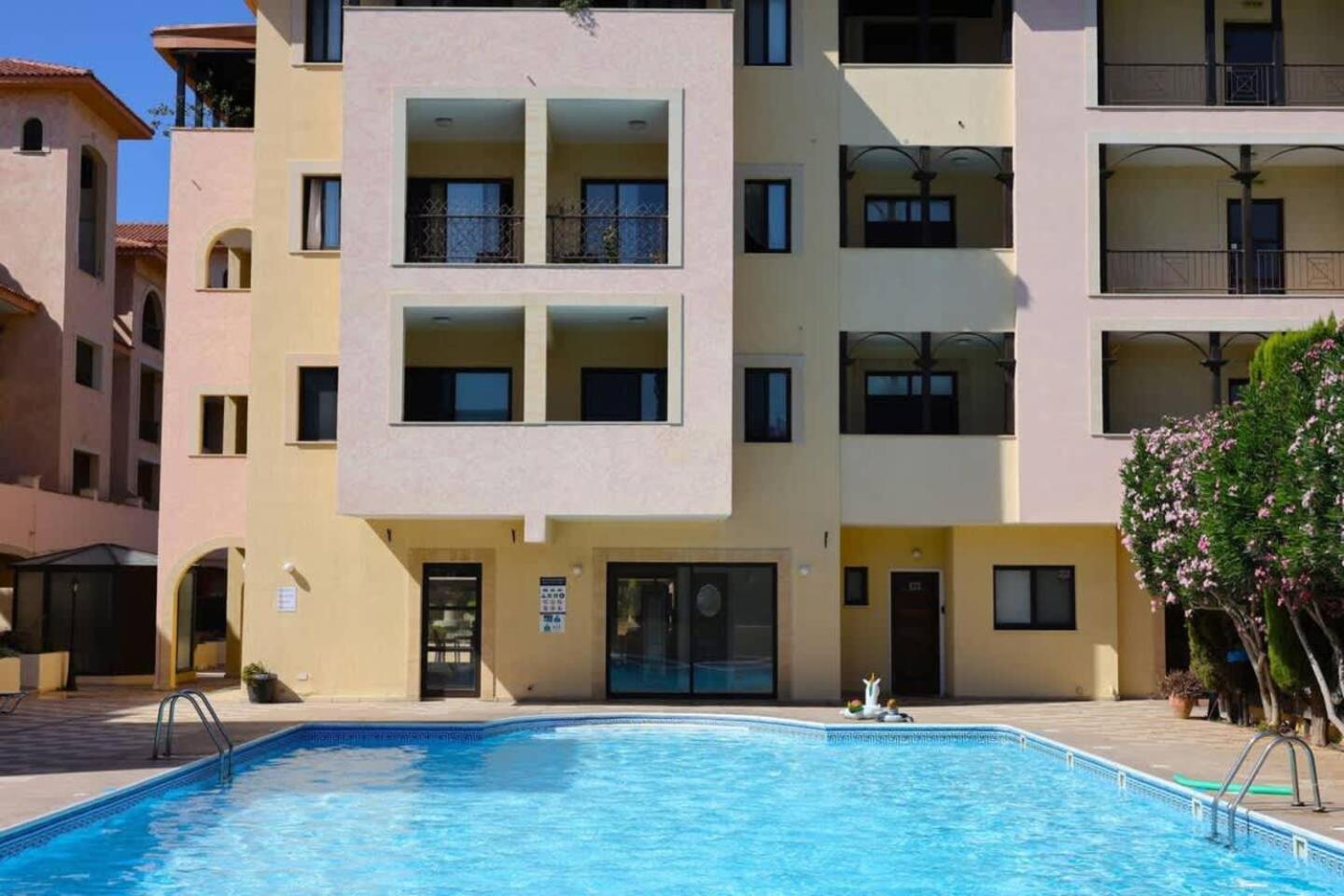 Queens Gardens Paradise Vip, Pool, Mall, Sea Paphos Exterior foto